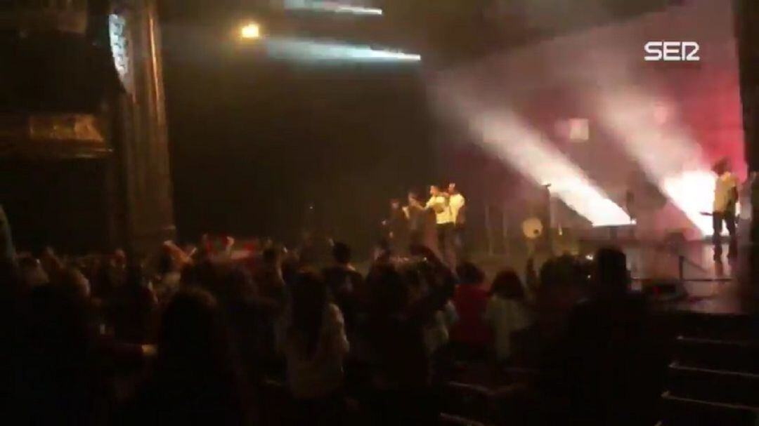 El Teatro Campos se ha disculpado por lo acontecido en el concierto de En Tol Sarmiento en el que los asistentes se saltaron los protocolos de prevención cuando se lanzaron a bailar y vitorear las canciones del grupo.