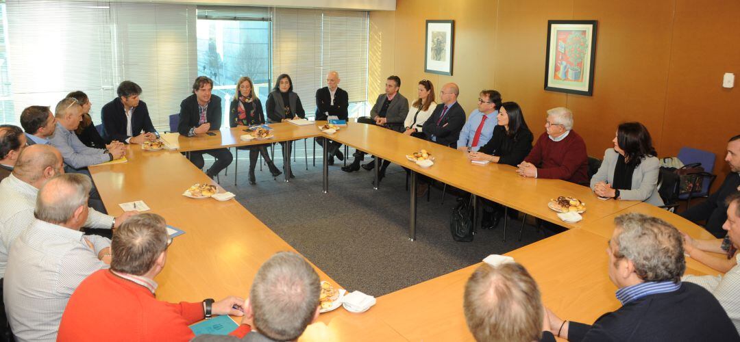 El alcalde fuenlabreño presentó la Oficina de Desarrollo Económico a los empresarios de poligonos en una reunión. 