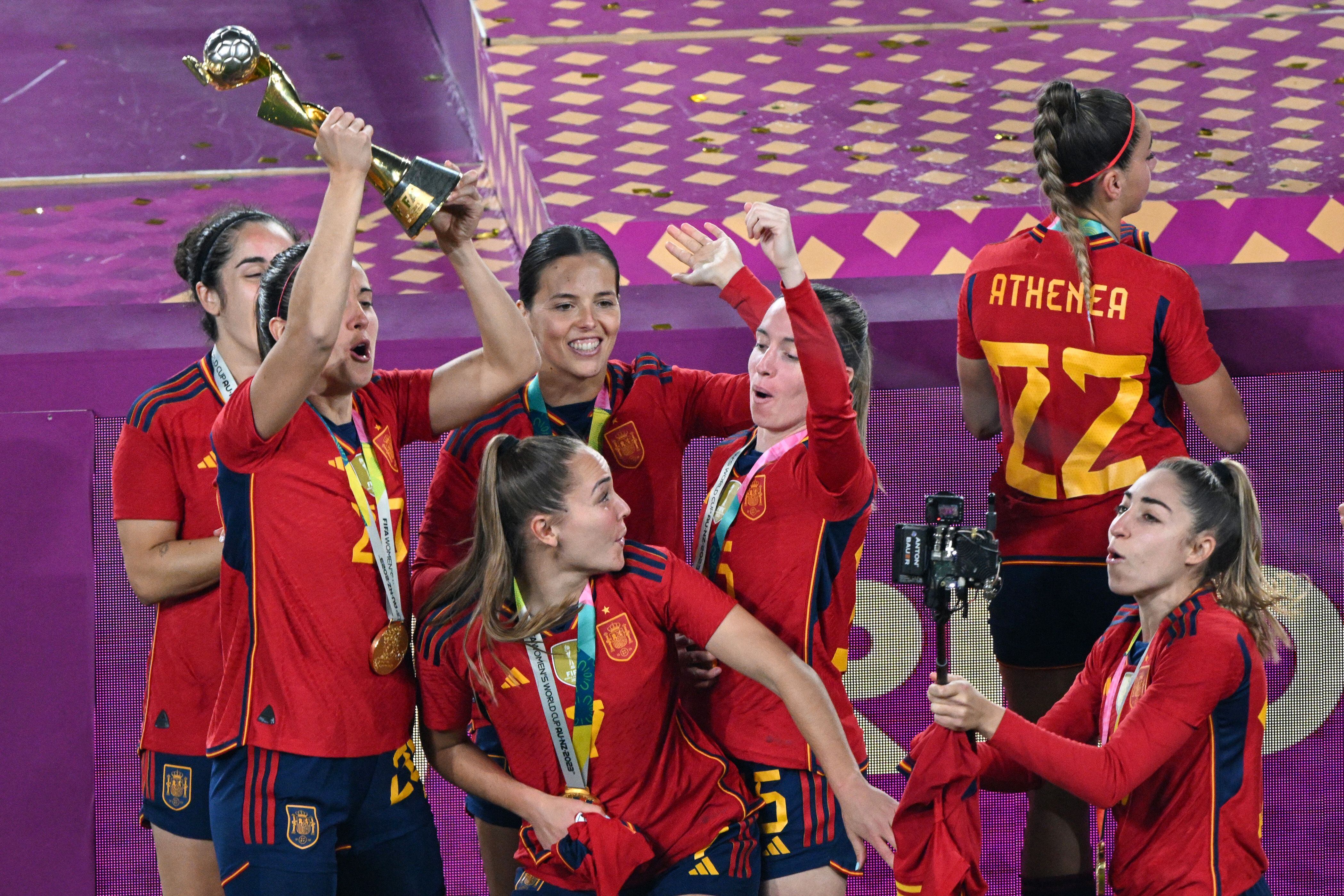 Jugadoras de la Selección española celebran el títutlo del Mundial Femenino conseguido ante Inglaterra