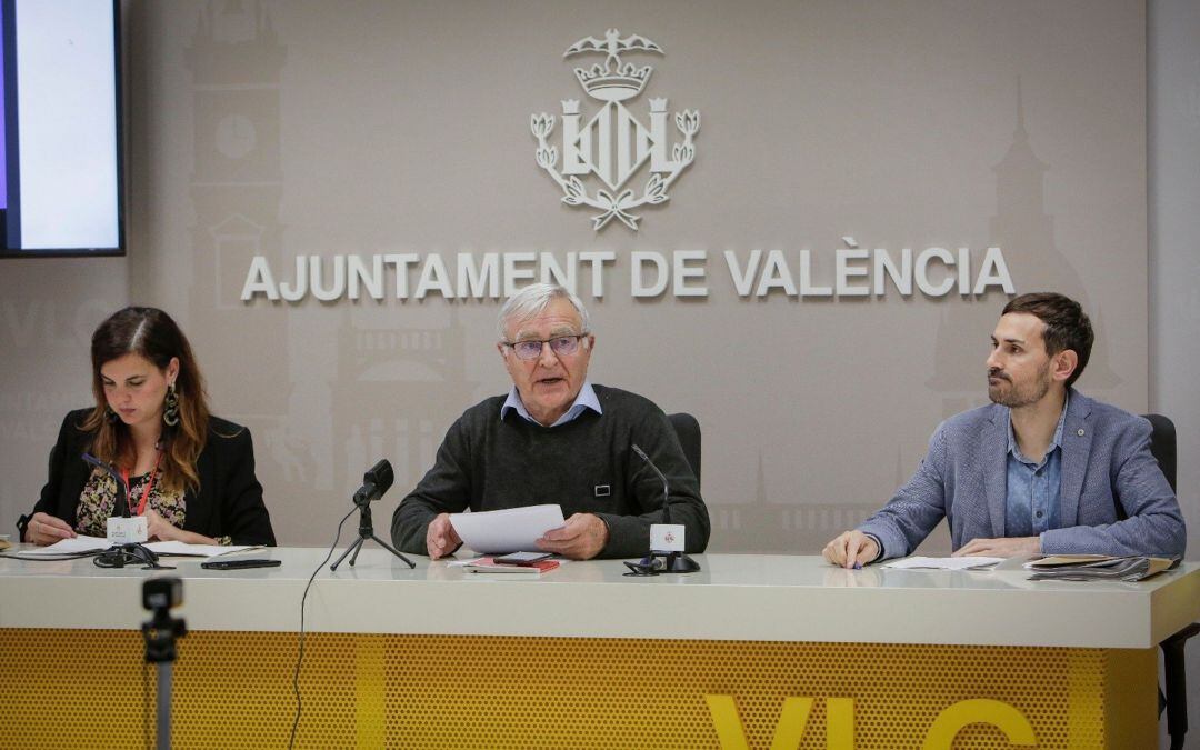 El alcalde de València, Joan Ribó, junto a los vicealcaldes Sergi Campillo y Sandra Gómez, tras la reunión de seguimiento diaria de la evolución del COVID-19 en València