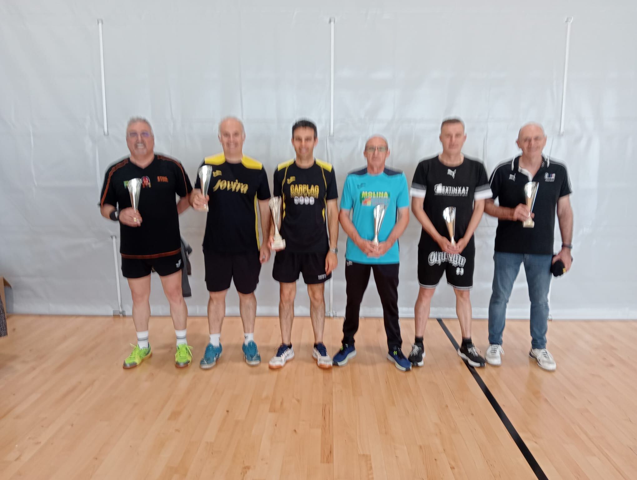 Veteranos del TT Xàtiva Club con sus trofeos (Foto: TT Xàtiva Club)