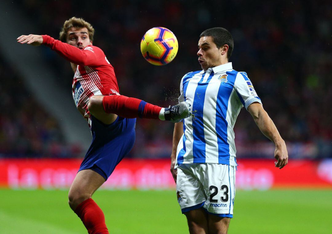 Sangalli lucha por un balón ante Griezmann durante un partido