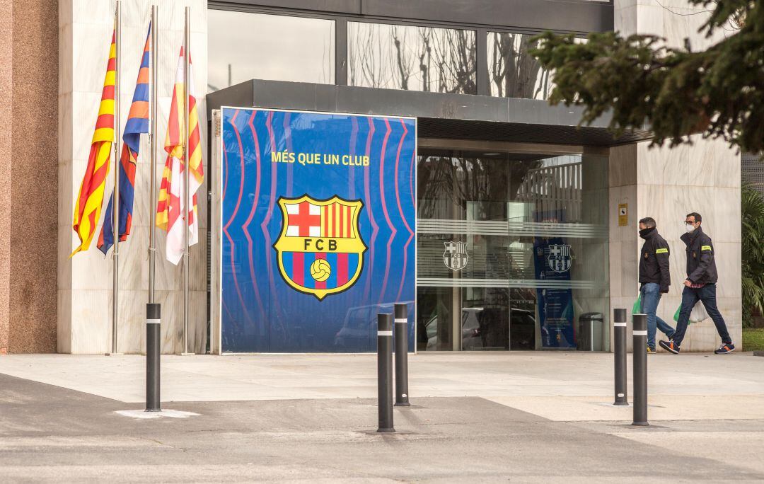Policías entran en las oficinas del Barcelona este pasado lunes