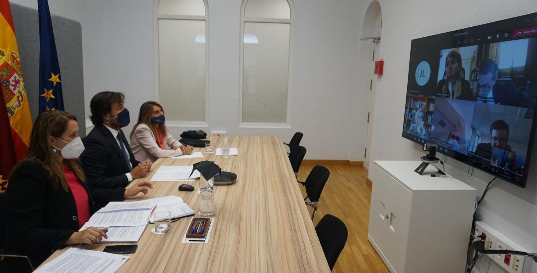 El consejero Miguel Motas, junto con la directora general de Universidades, Josefina García León; y la directora general de Investigación, Isabel Fortea, durante la videoconferencia con los rectores 