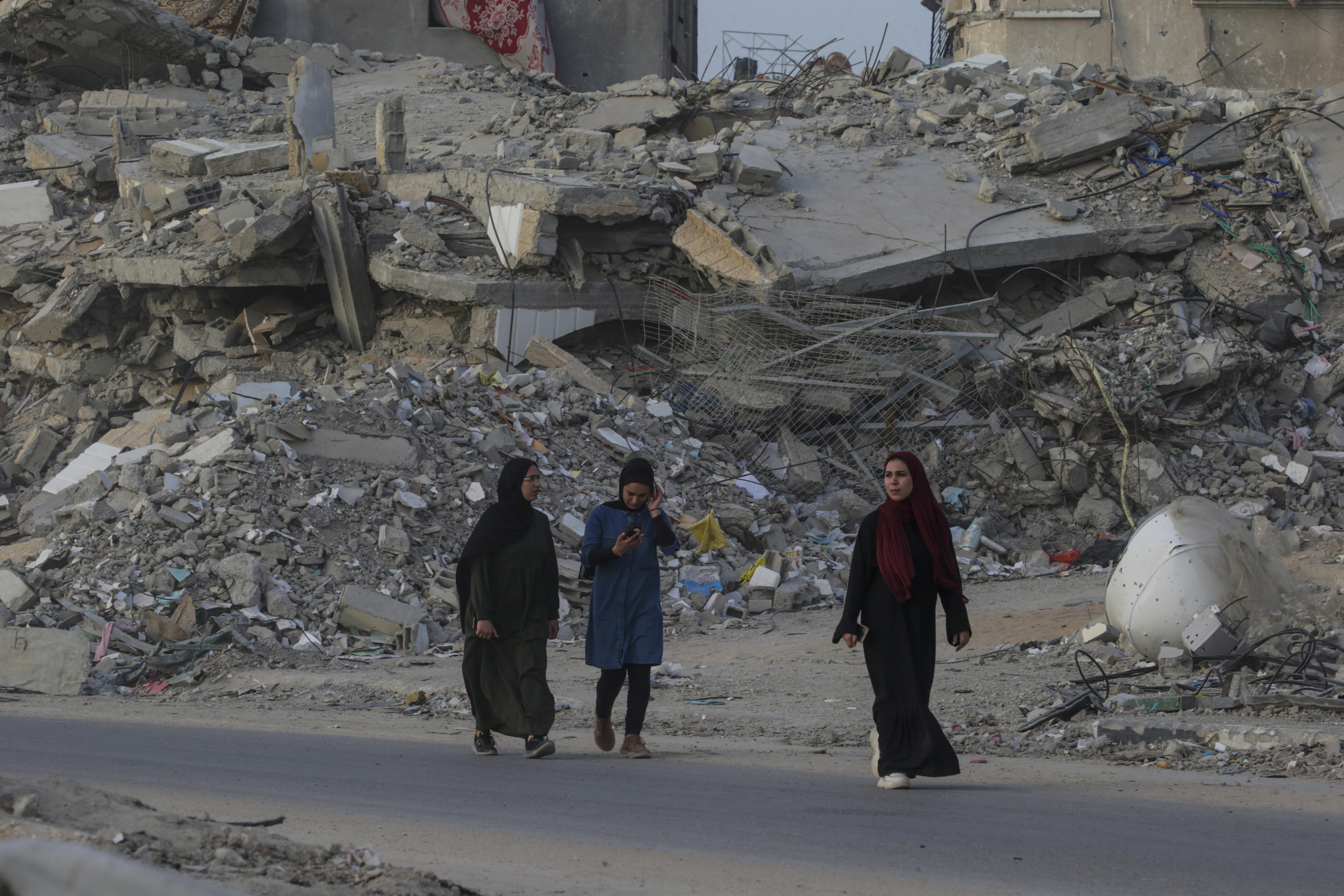 Palestinos en Khan Younis. EFE/EPA/MOHAMMED SABER