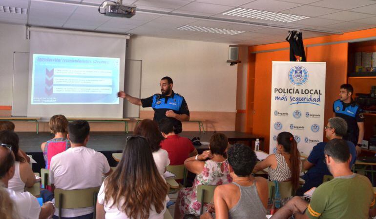 Los agentes durante una de sus charlas