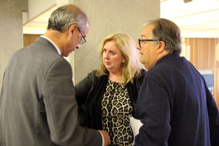 Els impulsors de legalitzar el matrimoni gai conversant amb el cap de Govern la passada legislatura