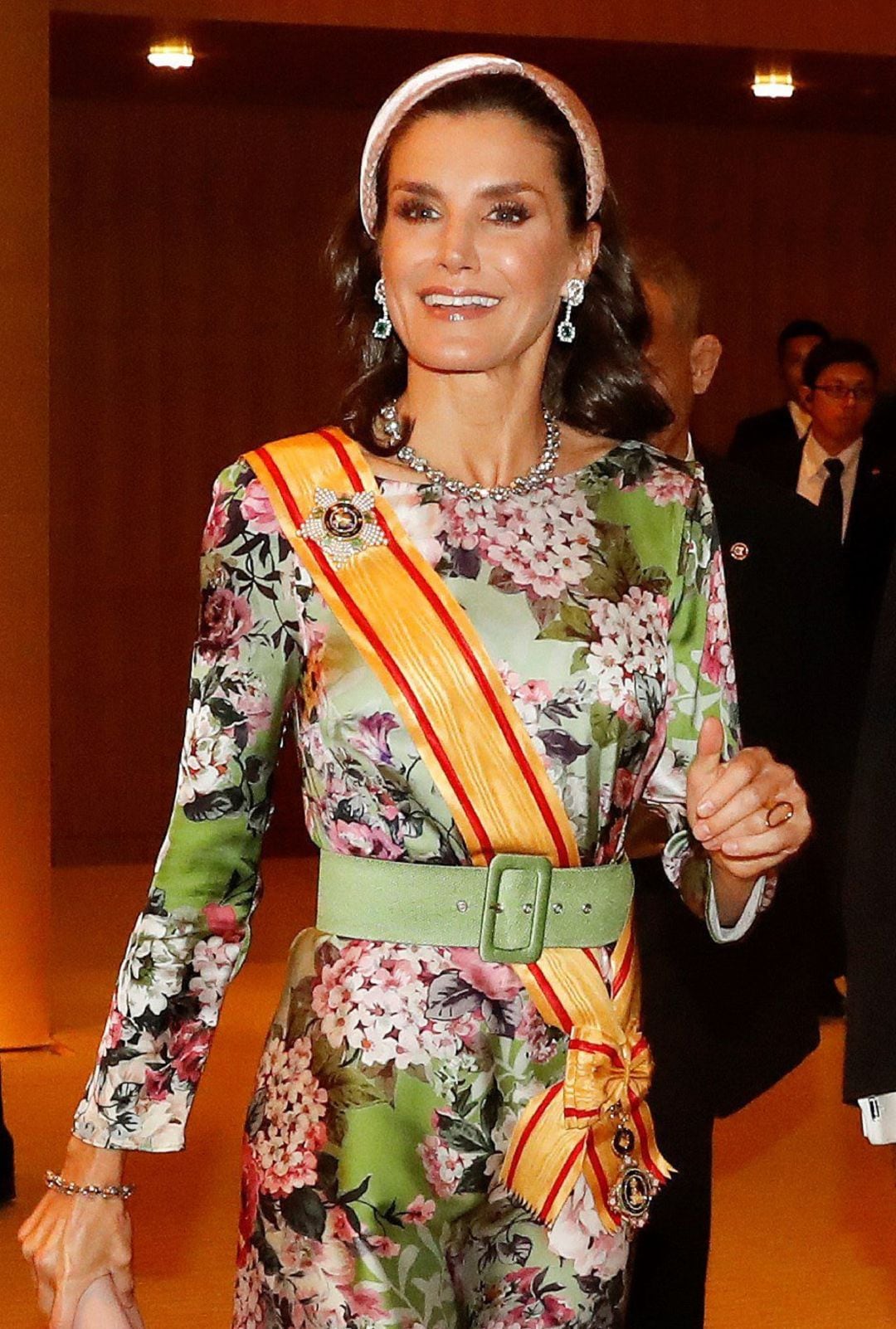 La reina Letizia reacciona mientras se dirige a la ceremonia de entronización del emperador japonés Naruhito este martes, en Tokio (Japón). Los reyes de España, Felipe VI y doña Letizia, llegaron este lunes a Japón para asistir a los actos oficiales organizados con motivo de la entronización del emperador Naruhito. 