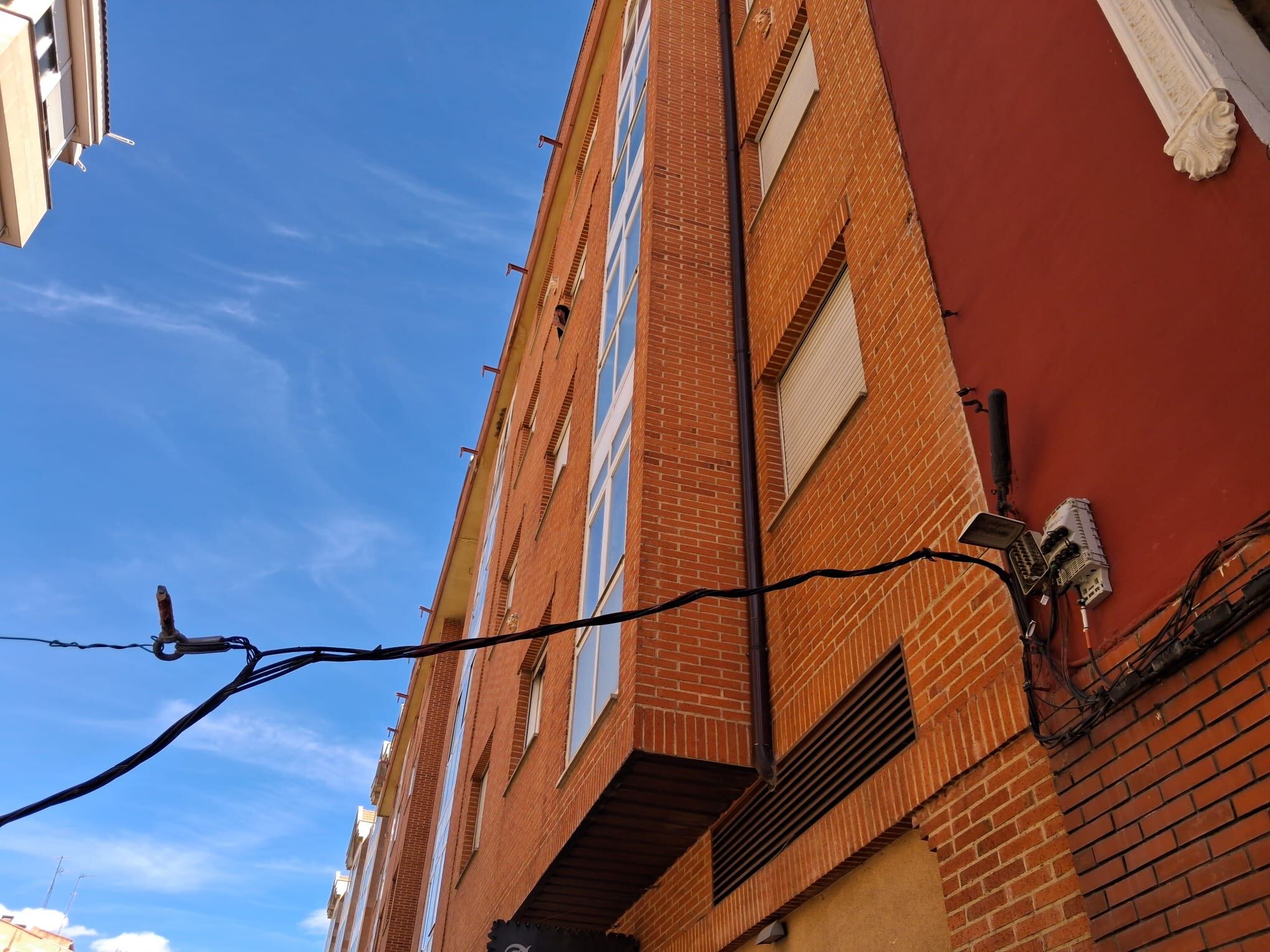 El desprendimiento de un anclaje sujeto a la fachada parece estar en el origen del suceso