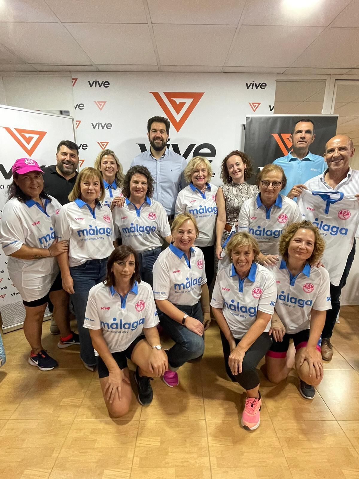 El equipo Dragon Boat posa con su nueva indumentaria