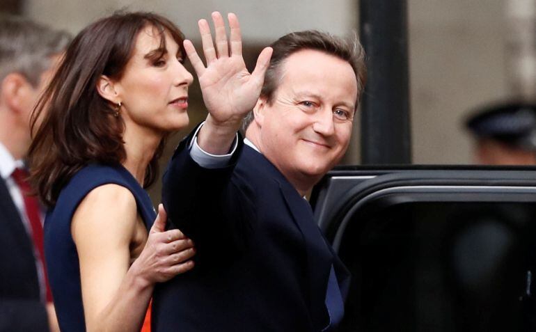 David Cameron junto a su mujer Samantha a la salida del número 10 de Downing Street.