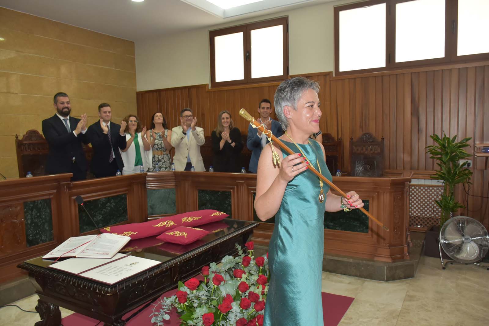 Teresa Gacría, alcaldesa de Calasparra con el bastón de mando