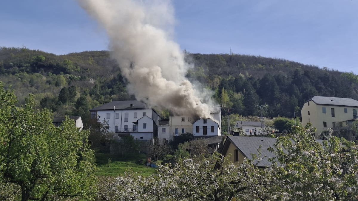 Un incendio devora dos viviendas en Priaranza del Bierzo