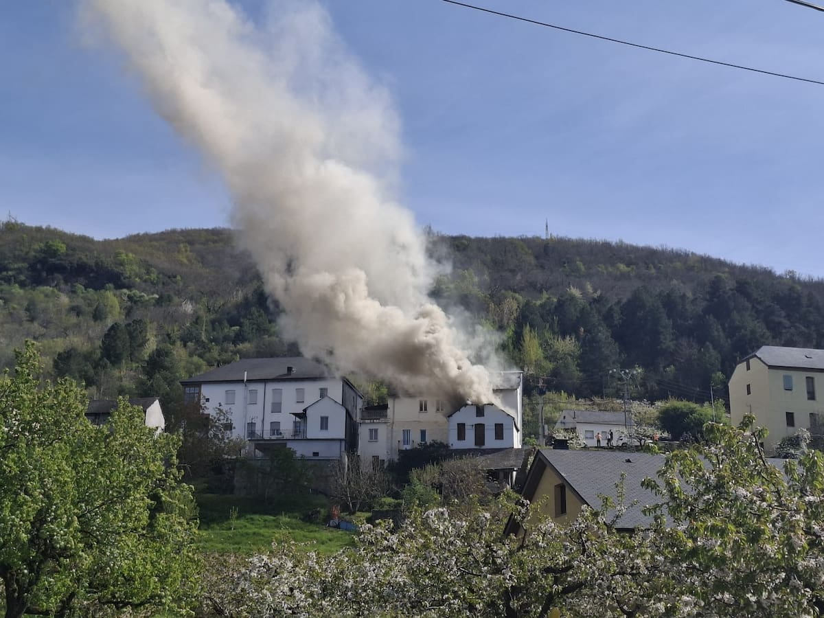 Un incendio devora dos viviendas en Priaranza del Bierzo