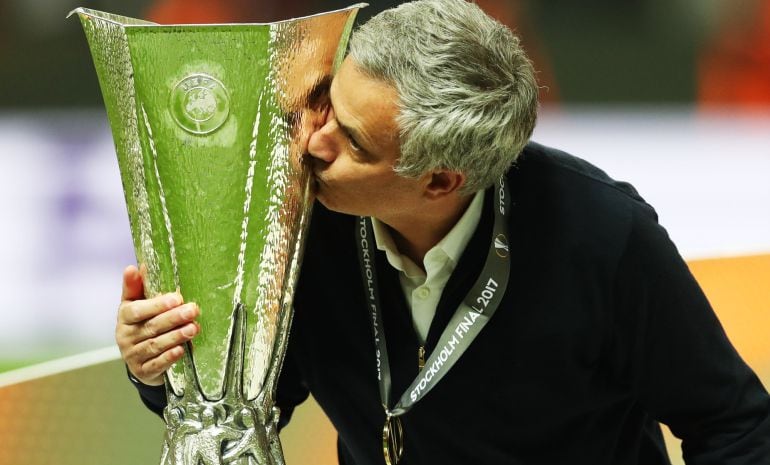 Mourinho besa el título de campeón de la Liga Europa