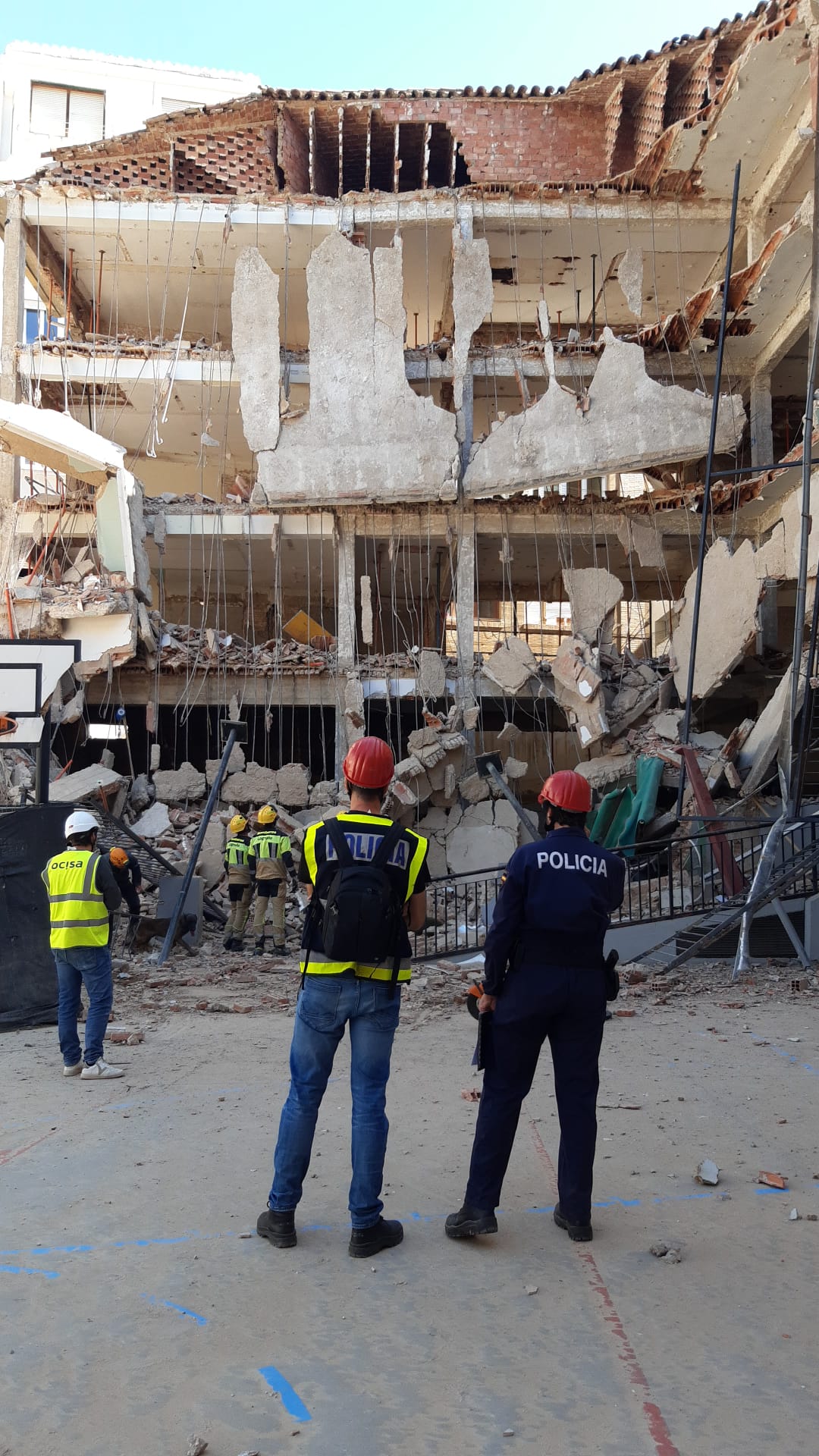 Derrumbe de la fachada del patio interior del colegio de Adoratrices en Logroño