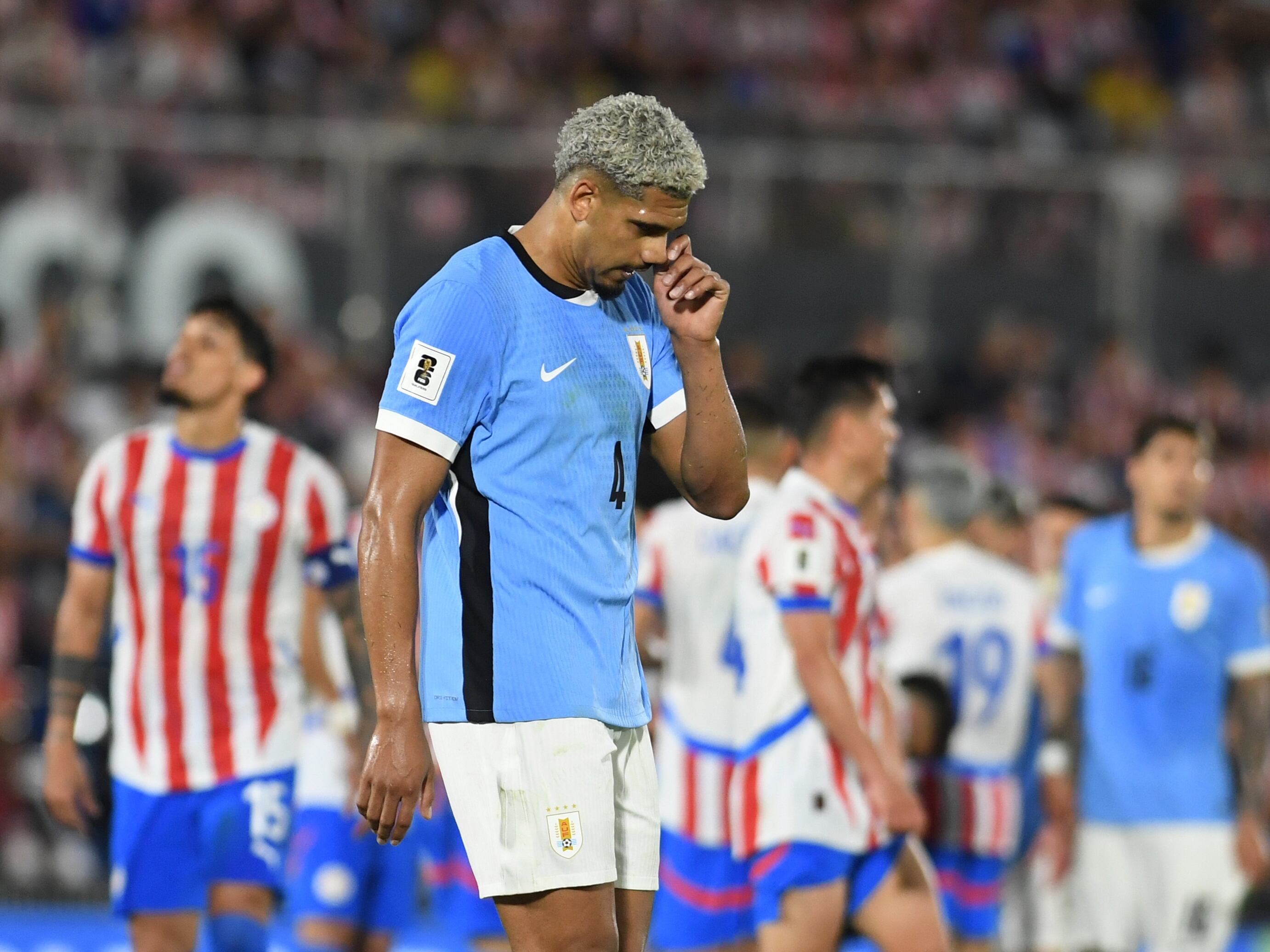 Ronald Araújo se lamenta tras hacer un penalti contra Paraguay