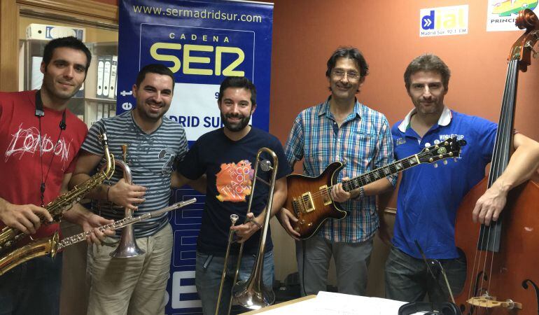 Víctor Muñoz (saxofón), Juan Moreno (trompeta), Jorge Moreno (trombón),  Emilio Orejuela (guitarra) y Guido Farusi (contrabajo) en los estudios de la radio