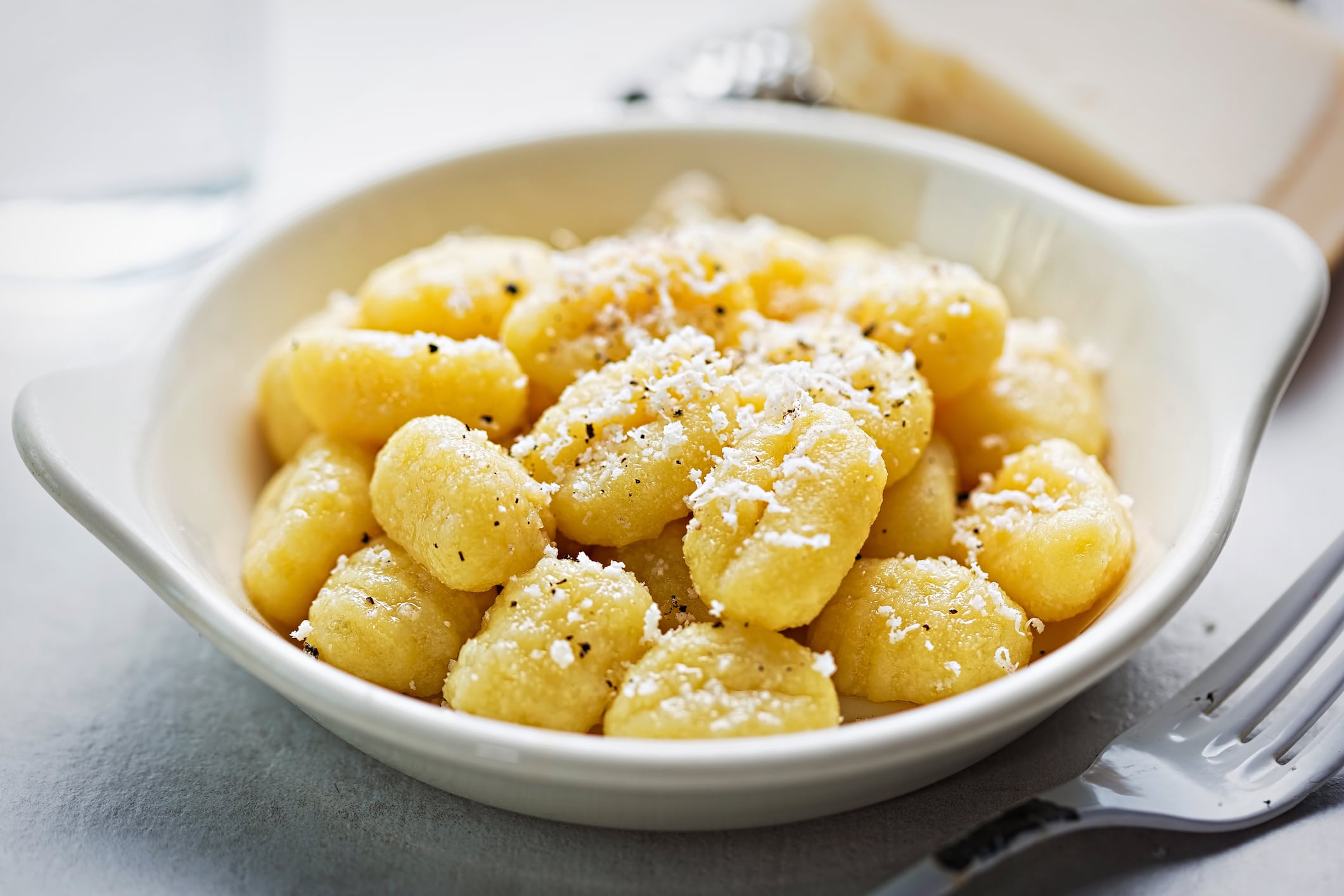 Ñoquis con queso parmesano y aceite de oliva.