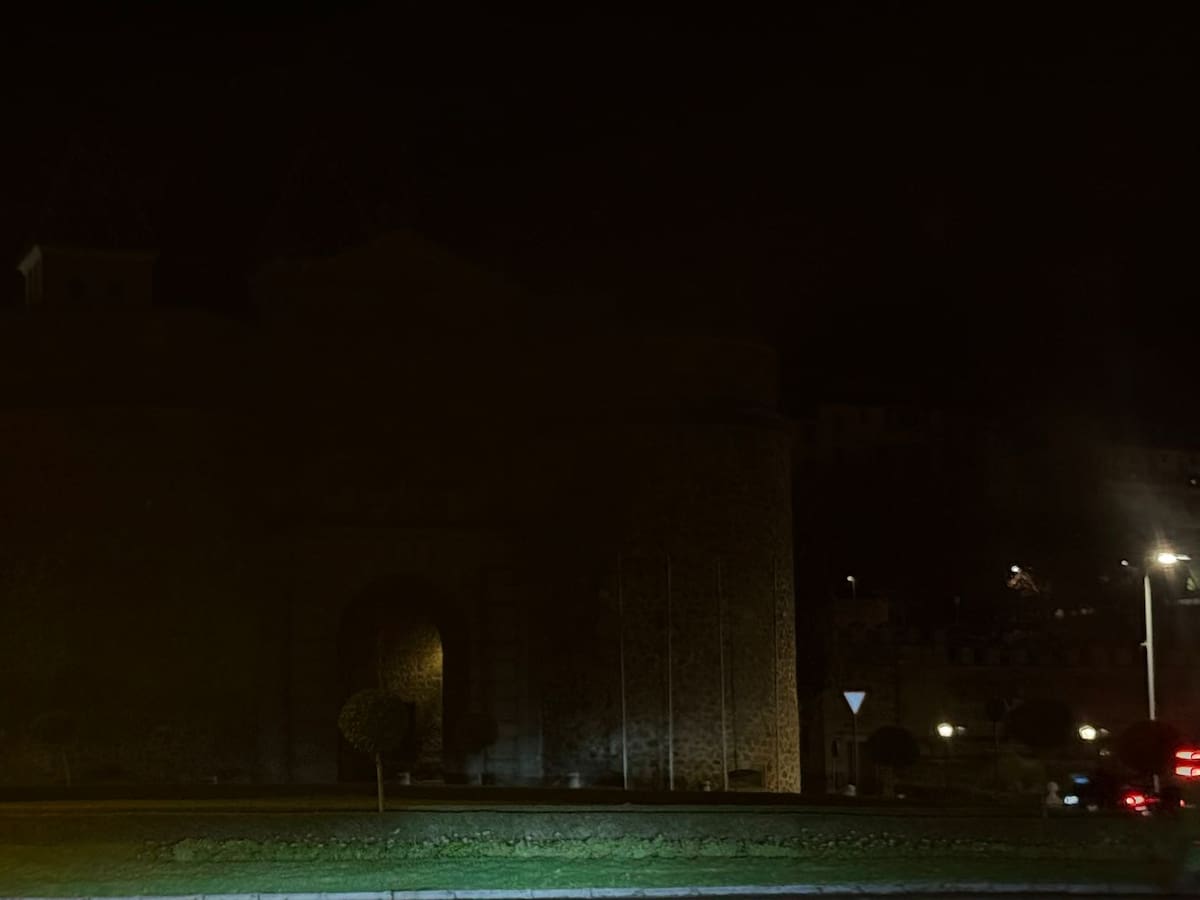 Los principales monumentos de Toledo se quedan a oscuras: un 'apagón' que afecta a Bisagra, San Juan de los Reyes...