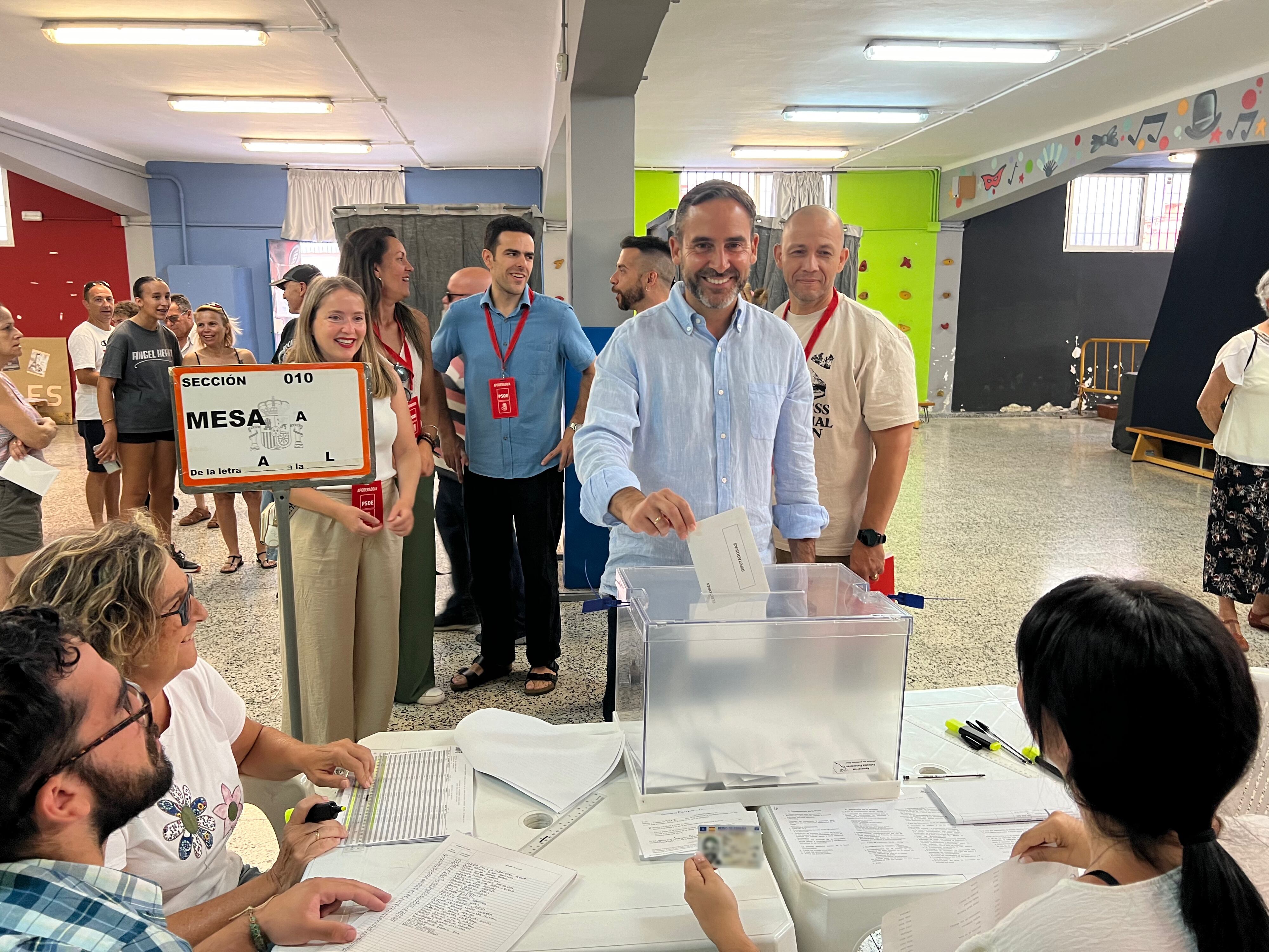 El secretario provincial del PSOE y portavoz del Grupo Socialista en el ayuntamiento de Málaga, Daniel Pérez, ejerce su derecho al voto en el colegio Miraflores. PSOE.