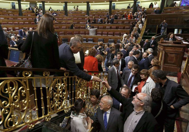 Varios diputados se saludan al término de la última sesión de control al Gobierno con la que la Cámara Baja ha puesto fin a la X legislatura. 