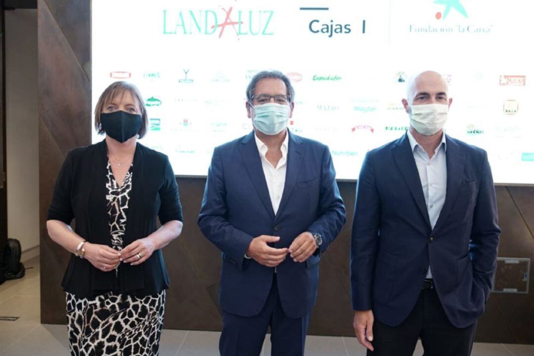 María Jesús Catalá, Antonio Pulido y Álvaro Guillén en la presentación de Andaluces Compartiendo