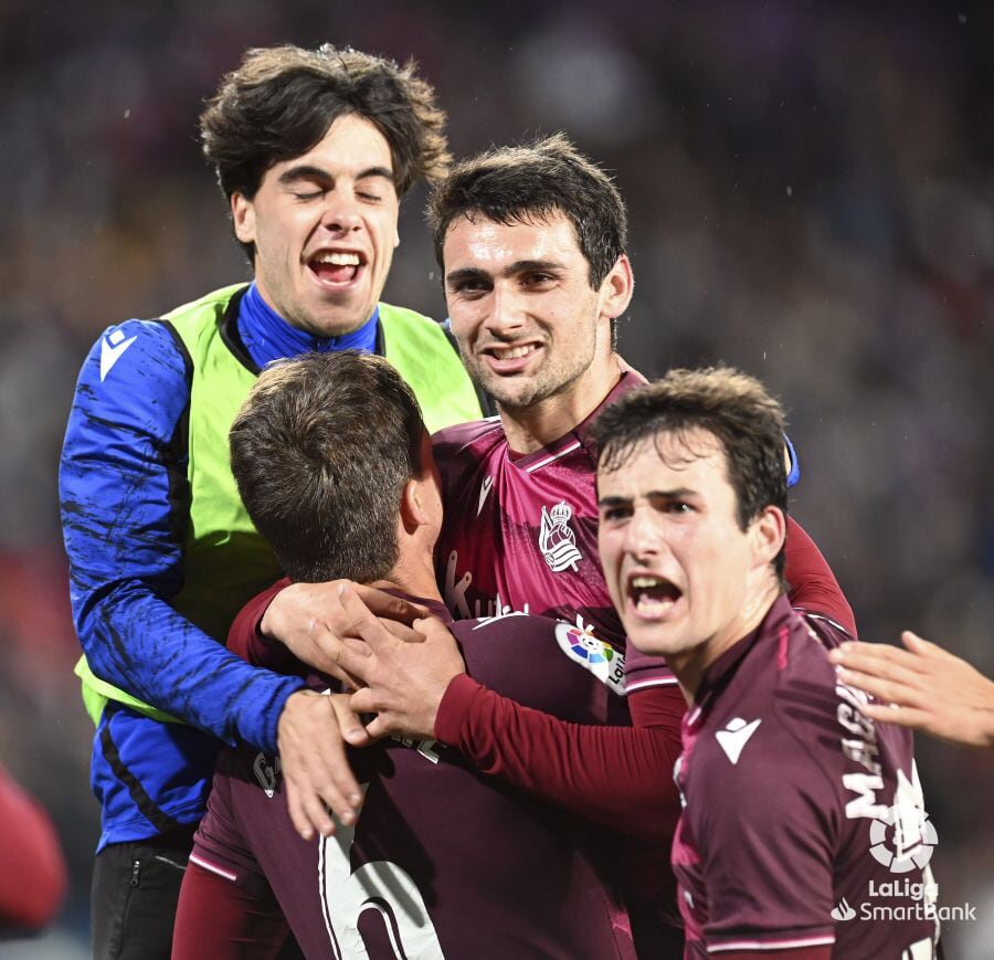 Ander Martín celebra con sus compañeros el 0-1 en Valladolid