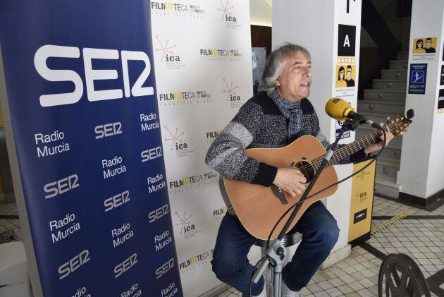 Joaquín Talismán en plena actuación para el programa Hoy por hoy Murcia