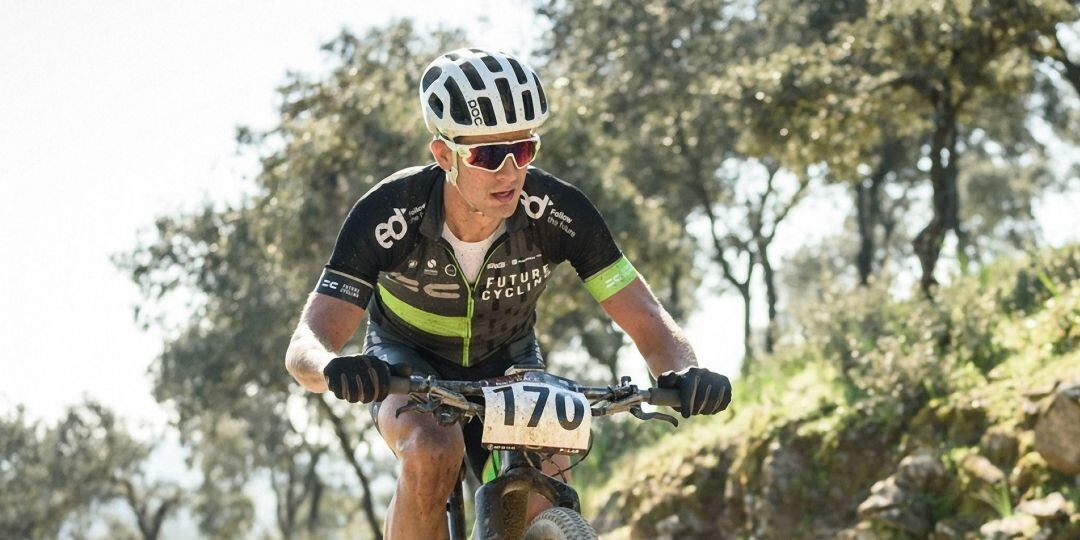 Un participante de la Andalucía Bike Race en una edición anterior.