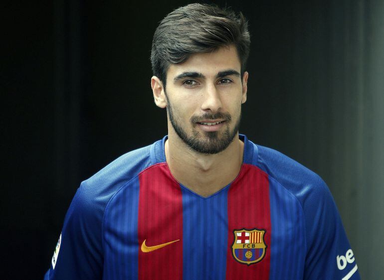 El centrocampista portugués André Gomes, salta al terreno del Camp Nou, momentos antes de su presentación como nuevo jugador del FC Barcelona. Gomes ha asegurado que fue &quot;sencillo&quot; decantarse por la oferta del Barcelona ya que, en su opinión, su &quot;personal