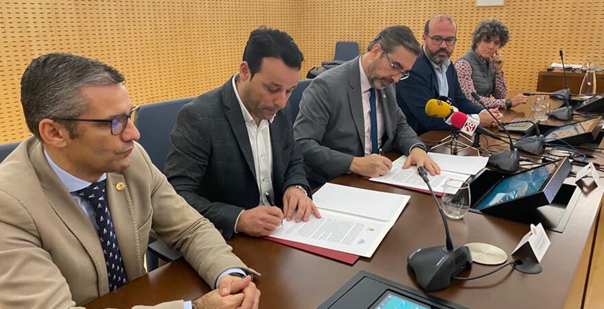 Manuel Valverde, Javier Perales, Juan Gómez, Felipe Serrano y Gema Torres, durante la firma del convenio.