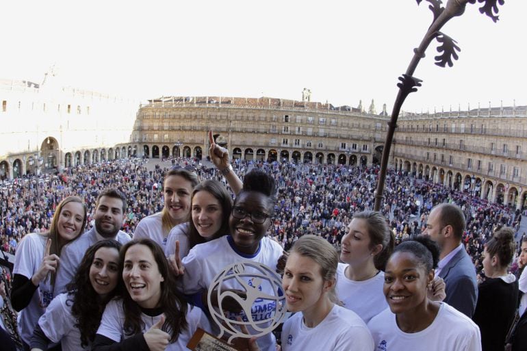 La Plaza Mayor volvió a llenarse para aclamar a las campeonas