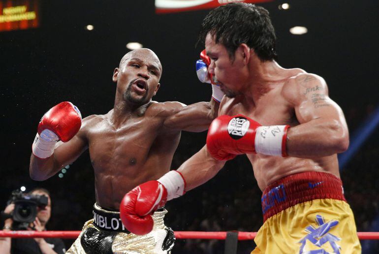 *AÑADE CRÉDITOS* GRA003. LAS VEGAS (EEUU), 03/05/2015.- El campeón estadounidense Floyd Mayweather Jr. (i) venció anoche por decisión unánime al filipino Manny Pacquiao (d) en pelea de unificación del título del peso welter, versión Consejo Mundial de Box