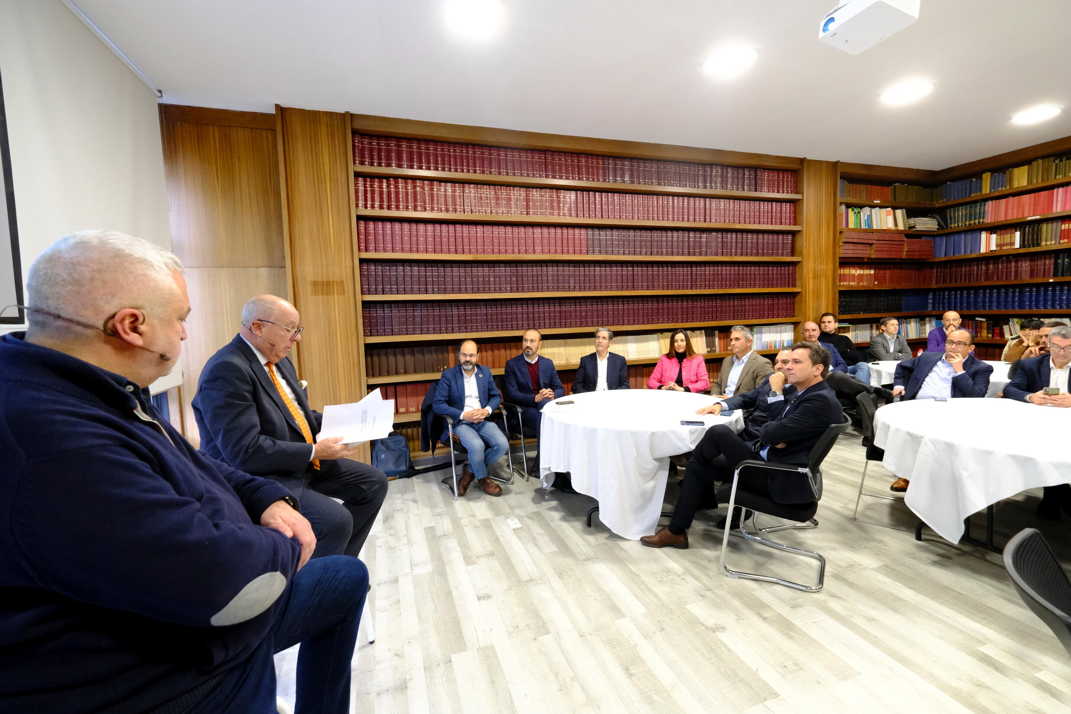 El público invitado al foro Besaya Futura sigue la intervención de Javier Taberna.