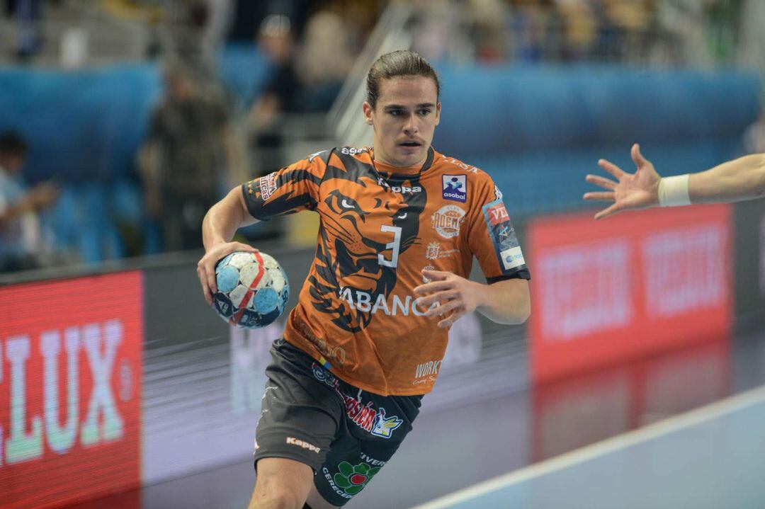 Mario López seguirá, al menos, un año más en el Ademar