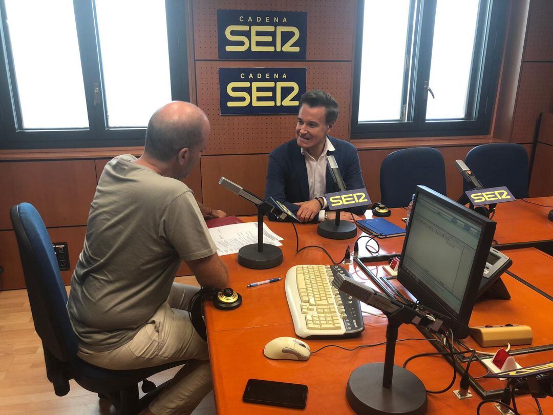 El concejal de Urbanismo, Víctor Serrano, durante la entrevista en Radio Zaragoza