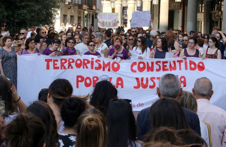 Miles de personas participan en una manifestación contra la excarcelación de los cinco miembros de &#039;La Manada&#039;