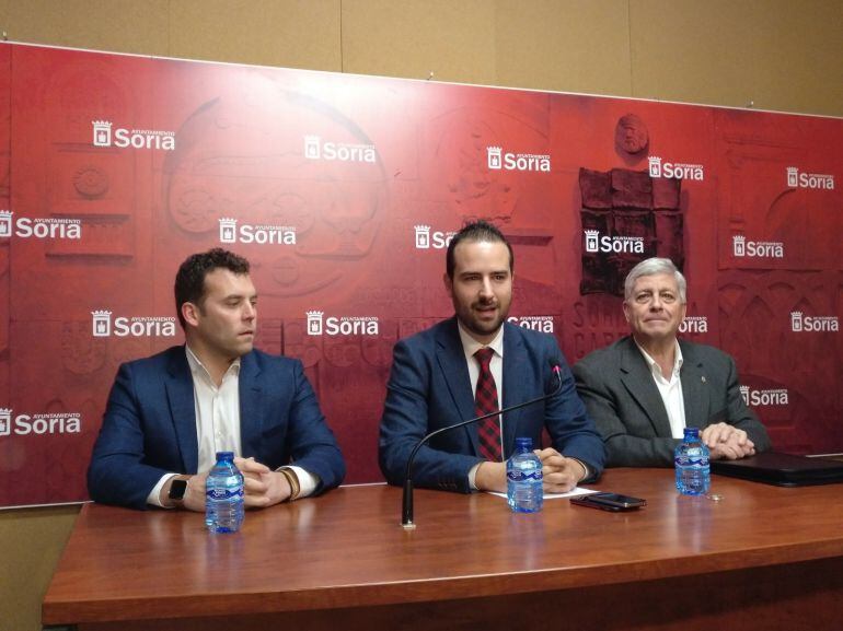 Jesús Carballo, Ángel Hernández y Fernando Nieto, en la presentación del Nacional de Gimnasia Aeróbica.