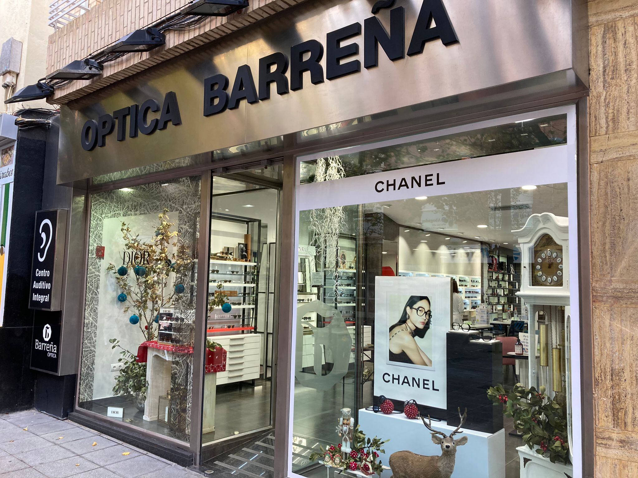 Óptica Barreña con su escaparate dedicado a Chanel