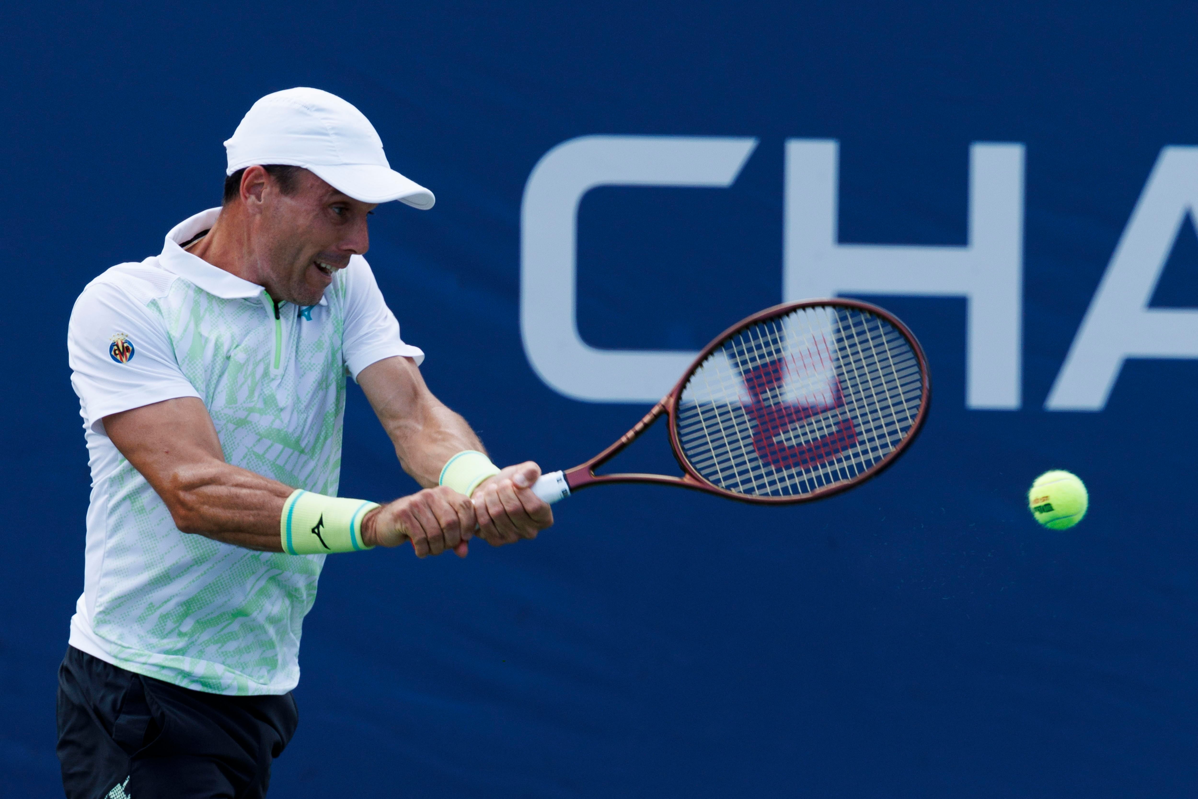 Flushing Meadows (United States), 26/08/2024.- Roberto Bautista Agut of Spain returns the ball to Luca Nardi of Italy (unseen) during the US Open Tennis Championships at the USTA Billie Jean King National Tennis Center in Flushing Meadows, New York, USA, 26 August 2024. The US Open tournament runs from 26 August through 08 September. (Tenis, Italia, España, Nueva York) EFE/EPA/CJ GUNTHER
