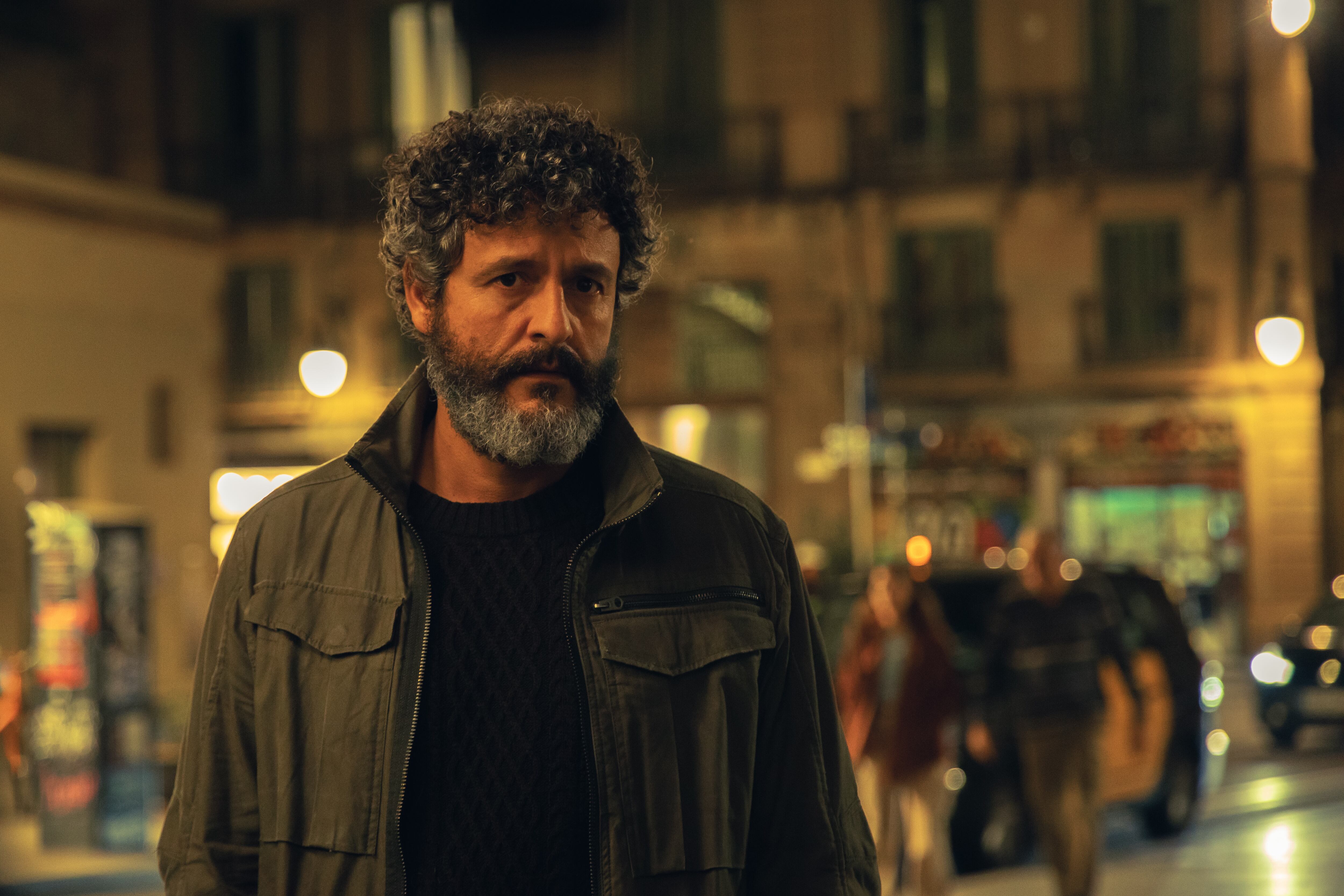 CIUDAD DE SOMBRAS. Isak Férriz como Milo Malart en el episodio 2 de CIUDAD DE SOMBRAS. Cr. Lucia Faraig/Netflix © 2024