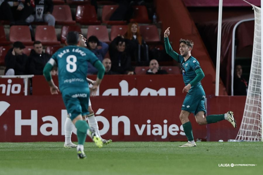 Iker Losada celebra su gol en el Carlos Belmonte en el Albacete-Racing (foto: LaLiga Hypermotion)