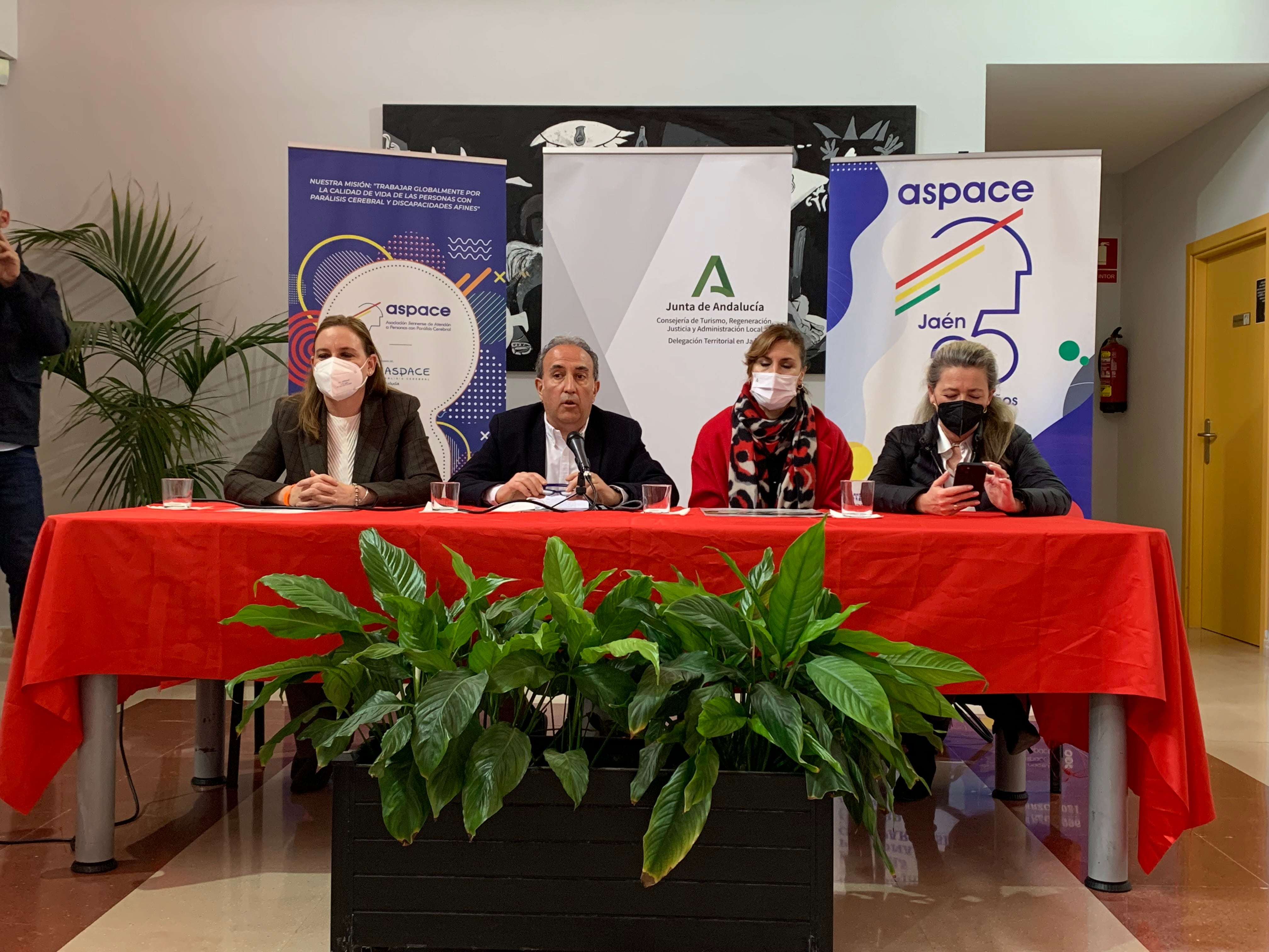 De izquierda a derecha,  la delegada de Turismo, Marian Adán; el presidente de Aspace, Antonio Hervás; la delegada de Políticas Sociales, Encarnación Gutiérrez, y la vicepresidenta de Aspace, Almudena García.