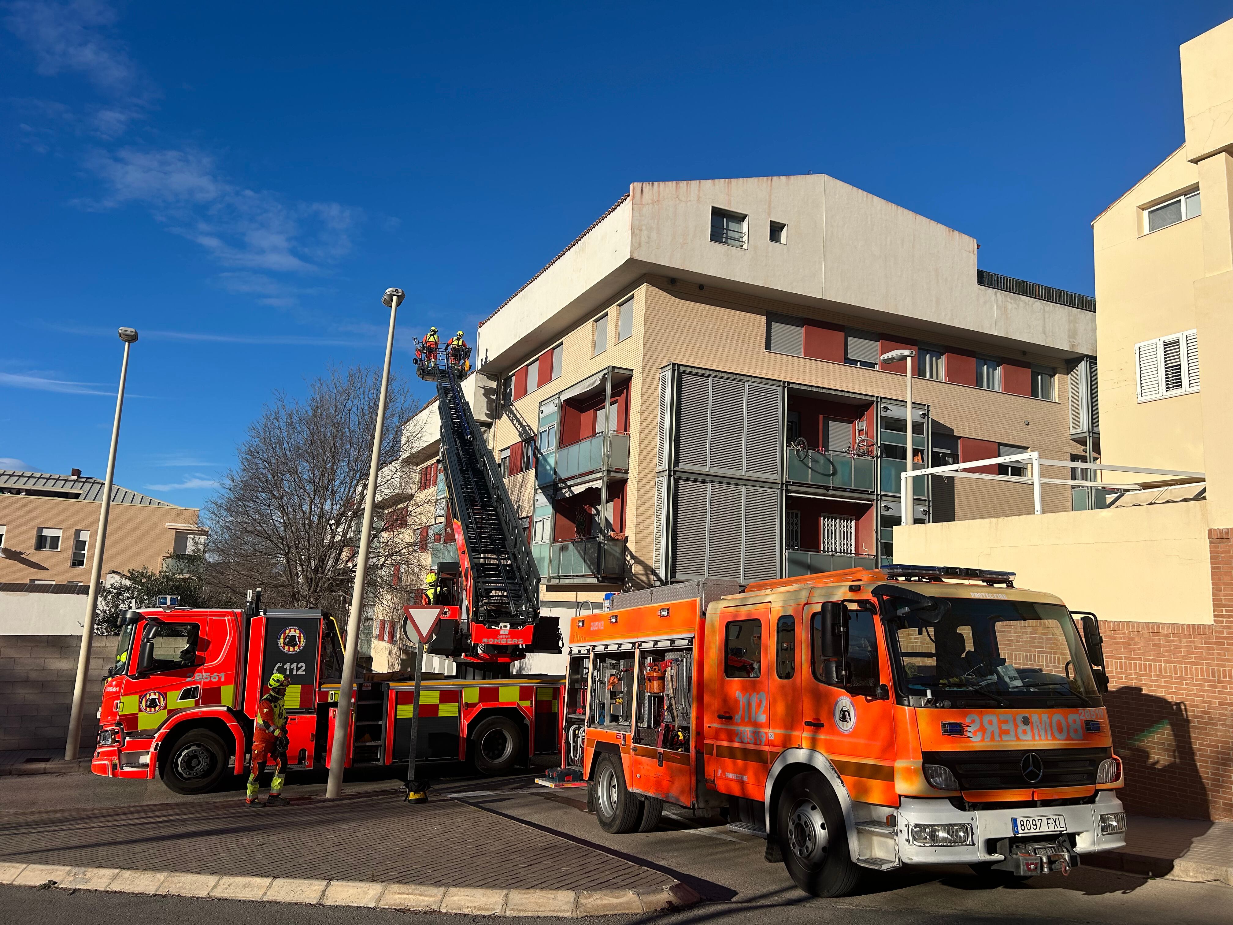 Bomberos actuando en Lluís de Milà. Fuente: Radio Xàtiva Cadena SER