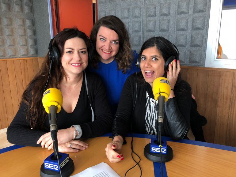 Dos de las actrices protagonistas y la directora de la obra, en los estudios de Radio Ibiza