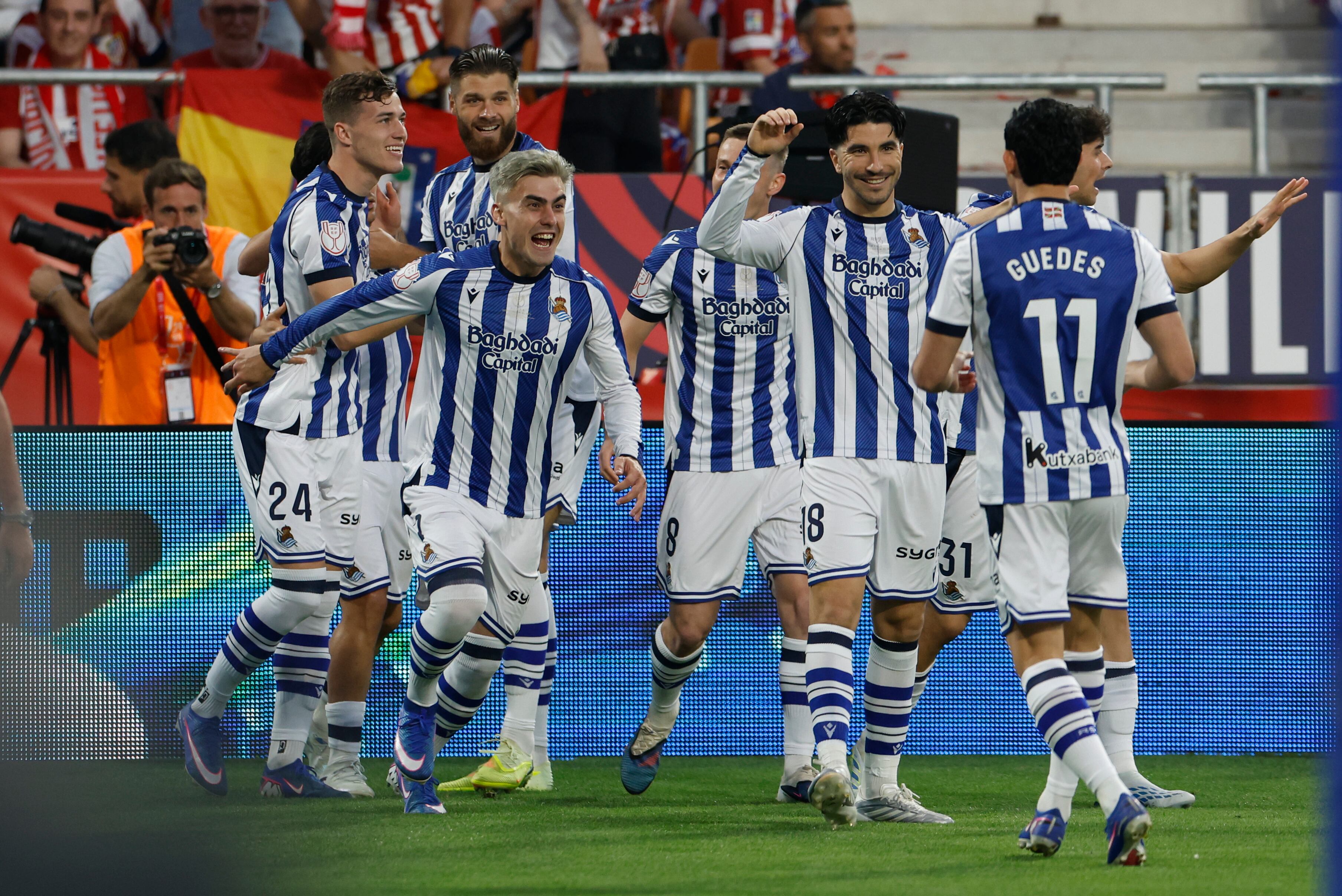 SEVILLA, 17/04/2026.- Los jugadores de la Real Sociedad celebran el primer gol del equipo donostiarra durante la final de la Copa del Rey que enfrenta a Atlético de Madrid y Real Sociedad este sábado en el estadio de La Cartuja, en Sevilla. EFE/Julio Muñoz.