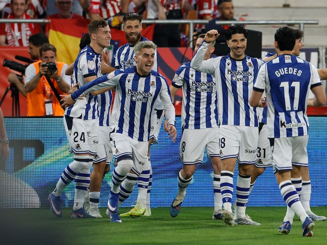 SEVILLA, 17/04/2026.- Los jugadores de la Real Sociedad celebran el primer gol del equipo donostiarra durante la final de la Copa del Rey que enfrenta a Atlético de Madrid y Real Sociedad este sábado en el estadio de La Cartuja, en Sevilla. EFE/Julio Muñoz.
