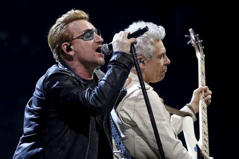 Bono y Adam Clayton, de la banda irlandesa U2, durante el concierto que ofrecieron el domingo en el AccorHotels Arena de París tras los atentados del 13N en la capital francesa.