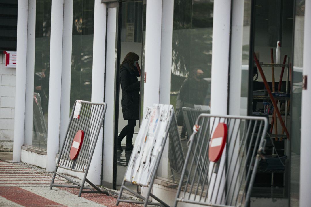 Una mujer acude al Recinto ferial de Navarra (REFENA)